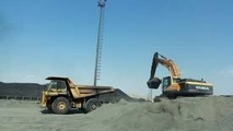 پارکینگ پر از گل و لای یک پایانه بار و شرایط سخت رانندگان 