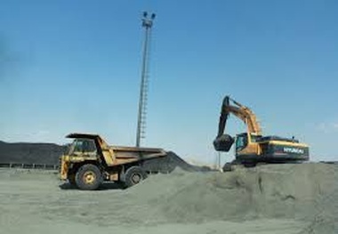 پارکینگ پر از گل و لای یک پایانه بار و شرایط سخت رانندگان 