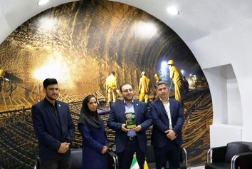 (فیلم) دریافت نشان برتر توسط غرفه شرکت راهآهن شهری تهران در نمایشگاه ریلی