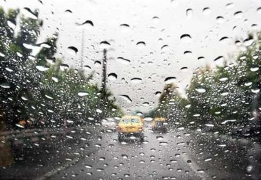 بارش باران و مه گرفتگی در برخی از جاده ها