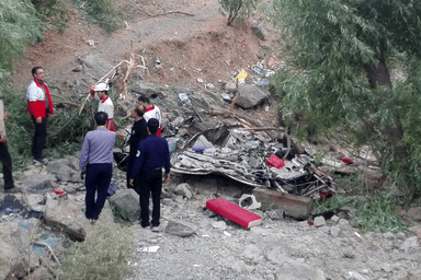 تراژدی مسافران گنابادی در جاده کاشمر/ ۶ کشته در سقوط مینی‌ بوس به دره ۱۸