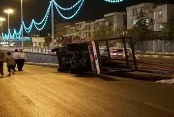 چپ کردن کامیون حامل میلگرد در خیابان آزادی + تصاویر