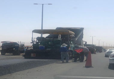 ترافیک کیلومتری اتوبان قم حوالی ستون ۵۰۰ به دلیل روکش آسفالت حین تردد خودروها!
