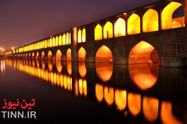 عکس مردان و نوجوانان اصفهانی در سال ۱۲۶۹ روی سی و سه پل