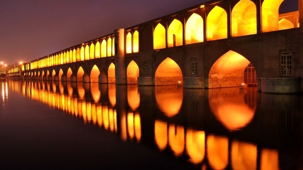 عکس مردان و نوجوانان اصفهانی در سال ۱۳۹۶  روی سی و سه پل