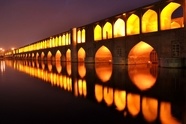 عکس مردان و نوجوانان اصفهانی در سال ۱۳۹۶  روی سی و سه پل