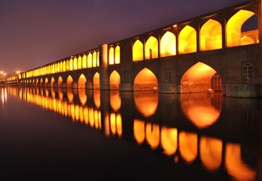 عکس مردان و نوجوانان اصفهانی در سال ۱۲۶۹ روی سی و سه پل