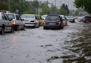 ترافیک سنگین در جاده چالوس/ بارندگی در جاده های ۱۰ استان
