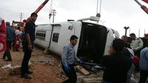 خواب‌آلودگی راننده دلیل واژگونی اتوبوس در جاده مرودشت