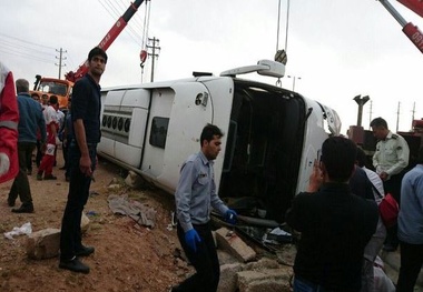 خواب‌آلودگی راننده دلیل واژگونی اتوبوس در جاده مرودشت