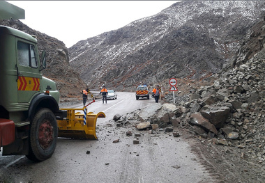  ریزش کوه سبب محدودیت ترافیکی در سبزوار شد