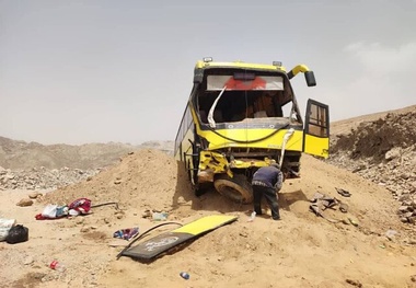 واژگونی اتوبوس مشهد به شیراز در تفت/انتقال تاکنون ۱۸ مصدوم به مراکز درمانی