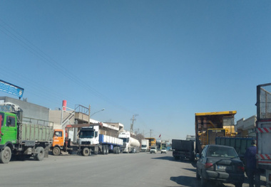 گلایه رانندگان کامیون از نحوه اعلام بار شهرک های صنعتی و افزایش دلالی در توزیع بار