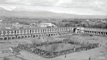 تصویری قدیمی از پمپ بنزین کنار خیابان