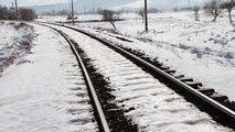 صحنه هایی باورنکردنی از تلاش کارکنان راه آهن برای بیرون آوردن ریل مدفون از زیر برف