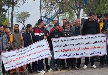تجمع رانندگان و مال‌ باختگان شرکت واردکننده کامیون در مقابل دادستانی تبریز