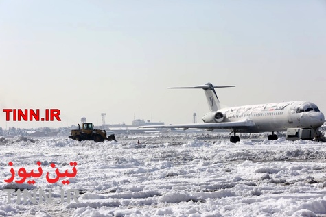 (تصاویر) روز دوم برف‌روبی و آماده‌سازی باند فرودگاه مهرآباد 