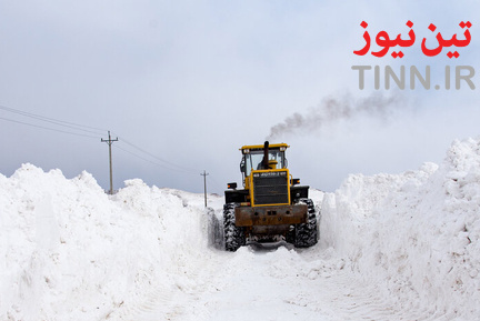 تلاش راهداران برای بازگشایی جاده‌ها در استان آذربایجان غربی