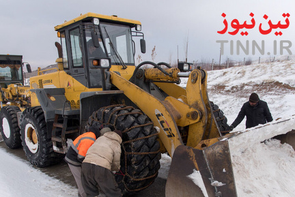 تلاش راهداران برای بازگشایی جاده‌ها در استان آذربایجان غربی