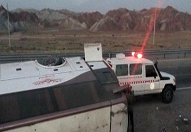 واژگونی اتوبوس اینبار در اتوبان زنجان- قزوین/ 12 نفر مجروح شدند 