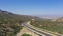 آزادراه شیراز اصفهان و آماده باش این اتوبان زیبا برای مسافران در آخرین روزهای تعطیلات نوروز + فیلم