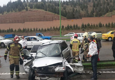 برخورد پراید با گاردریل در بزرگراه آزادگان حادثه‌ساز شد
