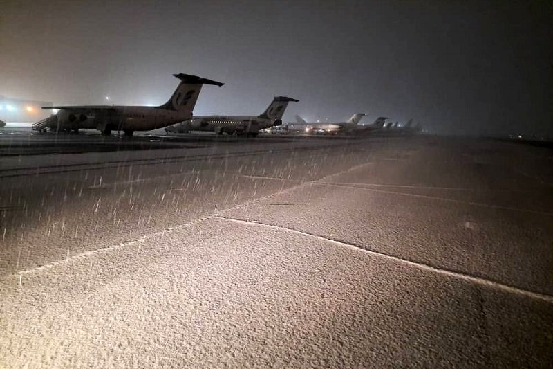 بارش برف و عملیات زمستانی در فرودگاه بین‌المللی مهرآباد تهران
