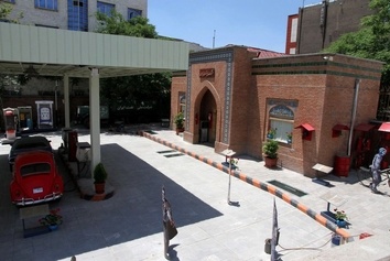 عکس قدیمی از پمپ بنزینهای دستی در ایران