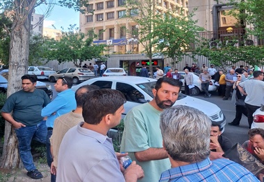 تجمع رانندگان کامیون در مقابل مجتمع قضایی تهران/ درخواست تسریع رسیدگی به تخلفات سه شرکت وارد کننده ناوگان