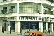 تهران قدیم، فیات ۱۱۰۰ جمع و جور با طراحی اروپایی در گوشه ای از خیابان ویلا