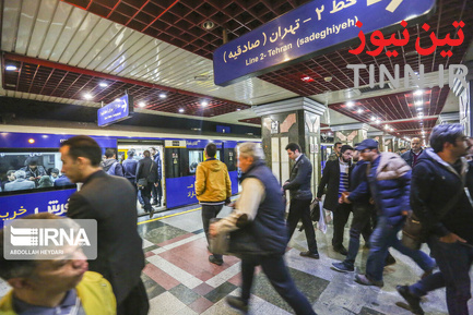 مترو تهران در یک روز برفی