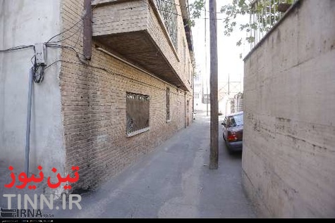 معضل تیرهای چراغ برق در وسط معابر بافت قدیمی قزوین