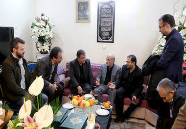دیدار وزیر راه و شهرسازی با خانواده یکی از جانباختگان حادثه هواپیمای اوکراینی 