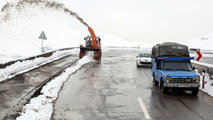 تلاش شبانه روزی برای باز نگه داشتن جاده های یزد؛ یخبندان تا چهارشنبه ادامه دارد